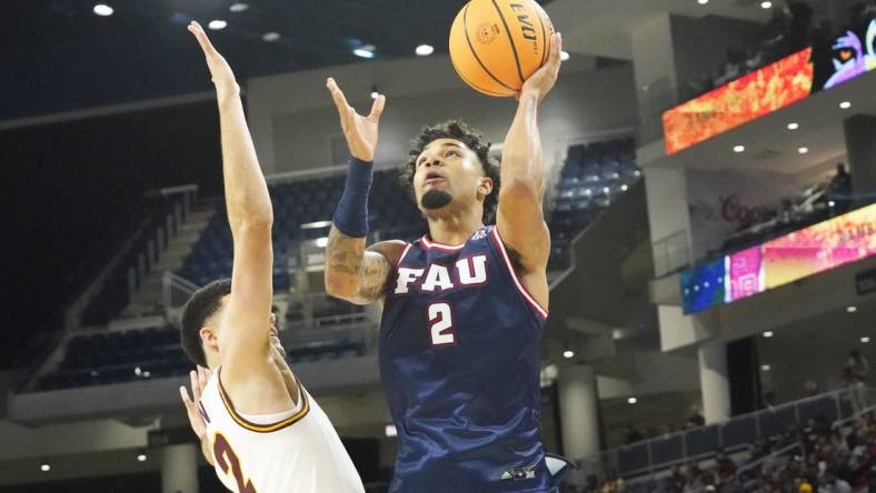 Nov 8, 2023; Chicago, Illinois, USA; Florida Atlantic Owls guard Nicholas Boyd (2) shoots over Loyola Ramblers guard Jalen Quinn (2)during the second half at Wintrust Arena. Mandatory Credit: David Banks-USA TODAY Sports