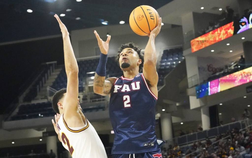 Nov 8, 2023; Chicago, Illinois, USA; Florida Atlantic Owls guard Nicholas Boyd (2) shoots over Loyola Ramblers guard Jalen Quinn (2)during the second half at Wintrust Arena. Mandatory Credit: David Banks-USA TODAY Sports