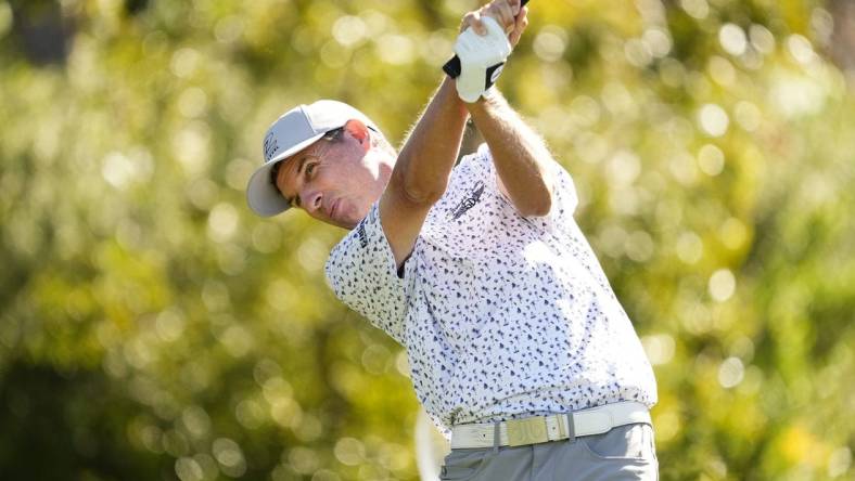 Steven Alker plays his tee shot on the third hole during round one of the Charles Schwab Cup Championship at the Phoenix Country Club on Nov. 9, 2023.