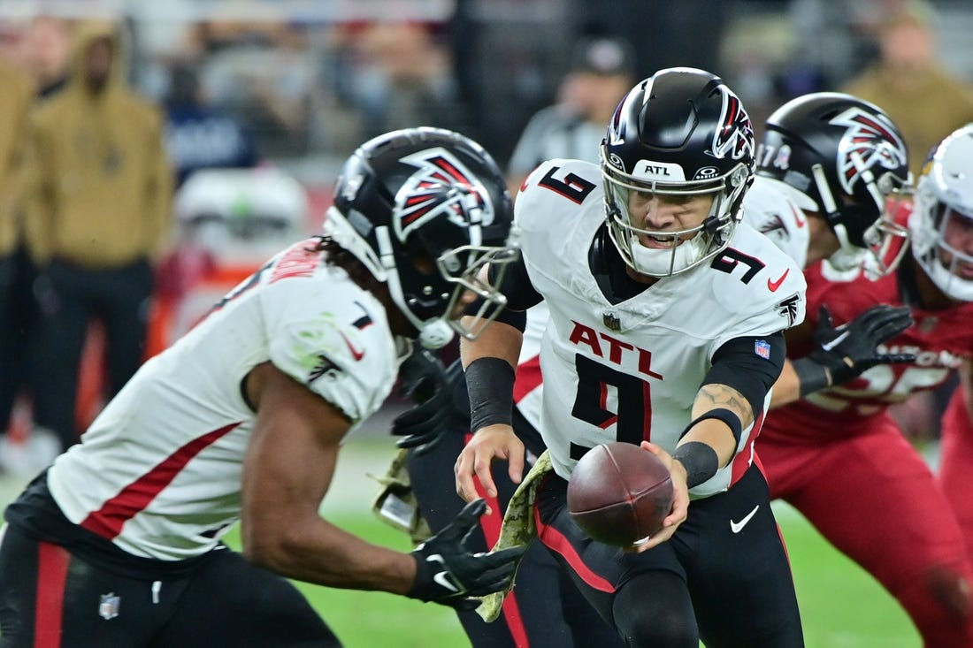 Nov 12, 2023; Glendale, Arizona, USA;  Atlanta Falcons quarterback Desmond Ridder (9) hands off to running back Bijan Robinson (7) in the second half] at State Farm Stadium. Mandatory Credit: Matt Kartozian-USA TODAY Sports