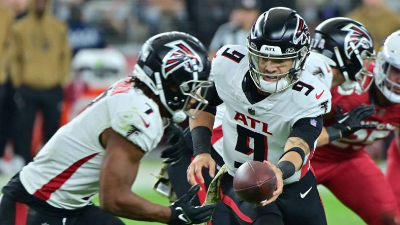 Nov 12, 2023; Glendale, Arizona, USA;  Atlanta Falcons quarterback Desmond Ridder (9) hands off to running back Bijan Robinson (7) in the second half] at State Farm Stadium. Mandatory Credit: Matt Kartozian-USA TODAY Sports