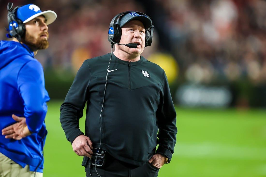 Nov 18, 2023; Columbia, South Carolina, USA; Kentucky Wildcats head coach Mark Stoops directs his team against the South Carolina Gamecocks in the first quarter at Williams-Brice Stadium. Mandatory Credit: Jeff Blake-USA TODAY Sports Kentucky