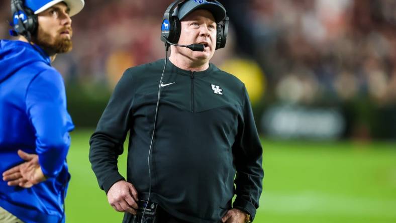 Nov 18, 2023; Columbia, South Carolina, USA; Kentucky Wildcats head coach Mark Stoops directs his team against the South Carolina Gamecocks in the first quarter at Williams-Brice Stadium. Mandatory Credit: Jeff Blake-USA TODAY Sports Kentucky