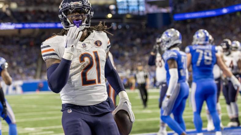 Nov 19, 2023; Detroit, Michigan, USA; Chicago Bears running back D'Onta Foreman (21) runs with the ball for a touchdown against the Detroit Lions and blows kisses to the fans during the first half at Ford Field. Mandatory Credit: David Reginek-USA TODAY Sports