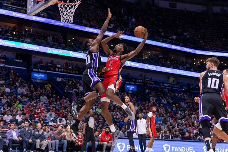 Nov 20, 2023; New Orleans, Louisiana, USA;  New Orleans Pelicans forward Herbert Jones (5) drives to the basket against Sacramento Kings forward Harrison Barnes (40) during the first half at the Smoothie King Center. Mandatory Credit: Stephen Lew-USA TODAY Sports