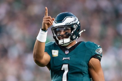 NFL insider reveals specific knee issue Philadelphia Eagles QB Jalen Hurts dealing with