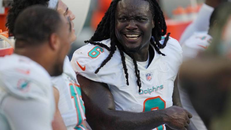 Miami Dolphins linebacker Melvin Ingram (6) smiles on the sidelines late in the game against the Cleveland Browns at Hard Rock Stadium in Miami Gardens, Nov. 13, 2022.

Photos Cleveland Browns V Miami Dolphins 35