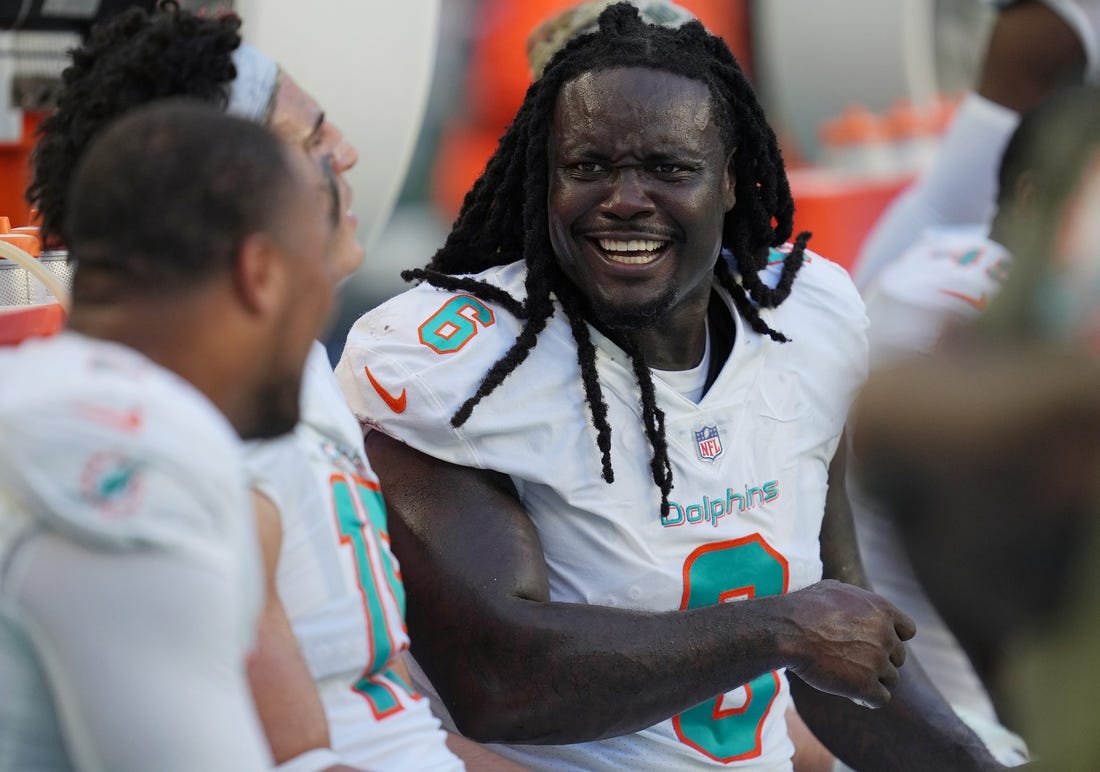 Miami Dolphins linebacker Melvin Ingram (6) smiles on the sidelines late in the game against the Cleveland Browns at Hard Rock Stadium in Miami Gardens, Nov. 13, 2022.

Photos Cleveland Browns V Miami Dolphins 35
