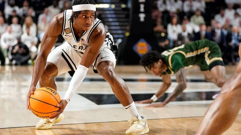 Vanderbilt guard Ezra Manjon (5) looks to pass against  UAB during the first half of an NIT quarterfinal game at Memorial Gym in Nashville, Tenn., Wednesday, March 22, 2023.

Vandynit 032223 An 007