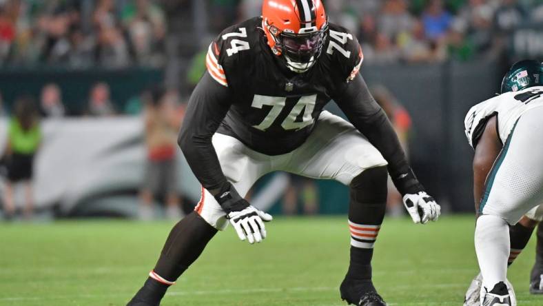 Aug 17, 2023; Philadelphia, Pennsylvania, USA; Cleveland Browns offensive tackle Dawand Jones (74) against the Philadelphia Eagles at Lincoln Financial Field. Mandatory Credit: Eric Hartline-USA TODAY Sports