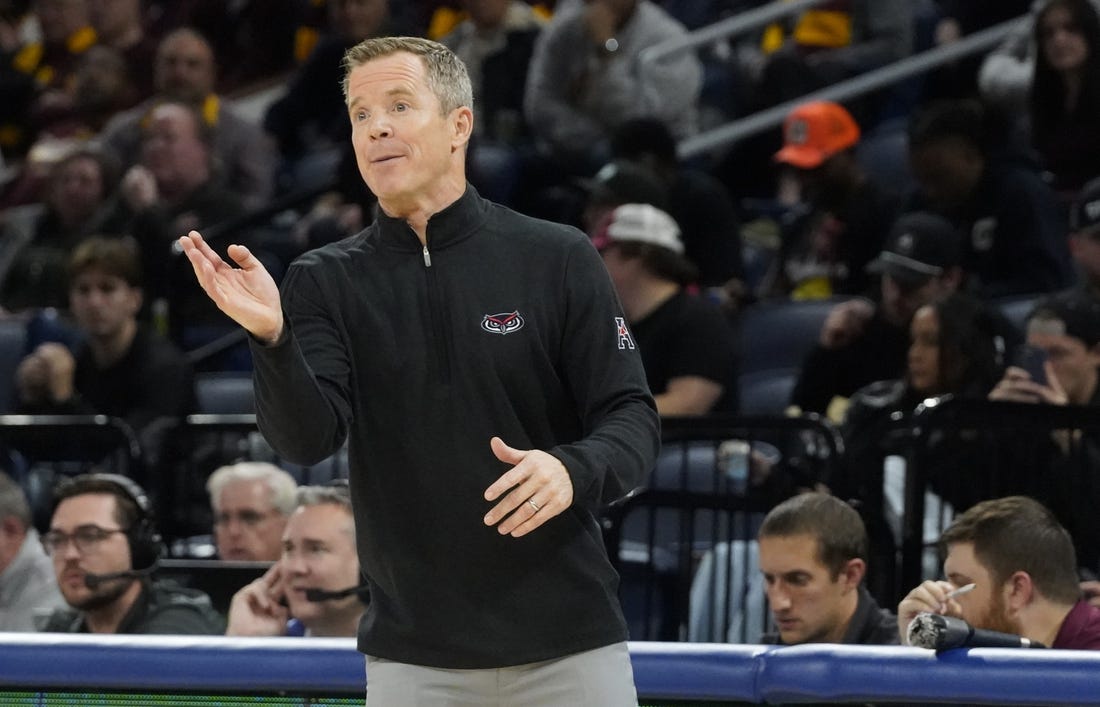 Nov 8, 2023; Chicago, Illinois, USA; Florida Atlantic Owls head coach Dusty May gesture to his team during the first half at Wintrust Arena. Mandatory Credit: David Banks-USA TODAY Sports