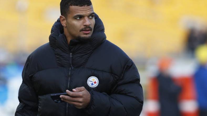 Nov 12, 2023; Pittsburgh, Pennsylvania, USA;  Pittsburgh Steelers safety Minkah Fitzpatrick (39) walks the field before the game against the Green Bay Packers at Acrisure Stadium. Mandatory Credit: Charles LeClaire-USA TODAY Sports