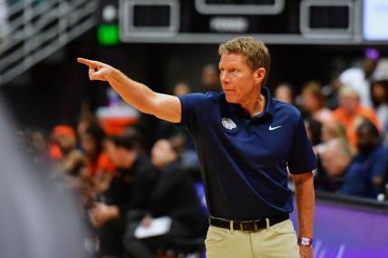 Nov 21, 2023; Honolulu, HI, USA;  

Gonzaga Bulldogs head coach Mark Few gives instructions to his team in the second half while playing the Syracuse Orange at SimpliFi Arena at Stan Sheriff Center. Mandatory Credit: Steven Erler-USA TODAY Sports
