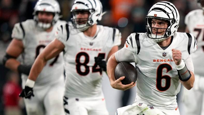 Cincinnati Bengals quarterback Jake Browning (6) carries the ball for a first down in the fourth quarter of a Week 13 NFL football game against Jacksonville Jaguars, Monday, Dec. 4, 2023, at EverBank Stadium in Jacksonsville, Fla.