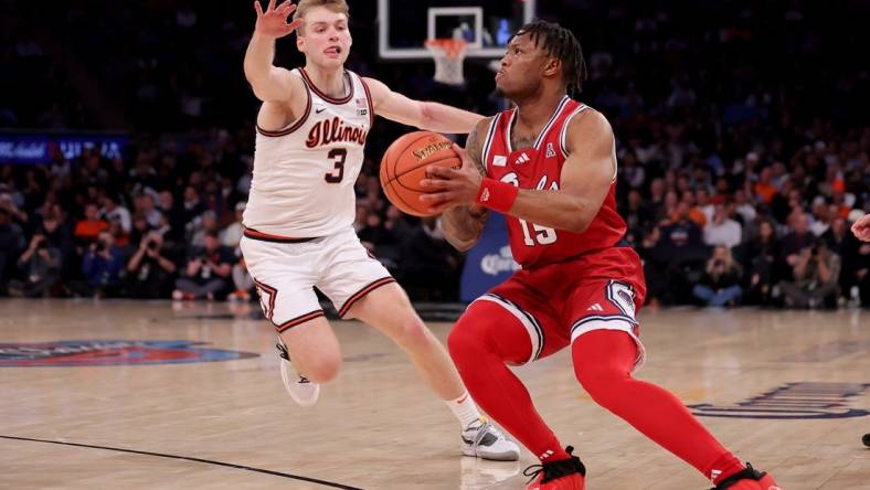 Dec 5, 2023; New York, New York, USA; Florida Atlantic Owls guard Alijah Martin (15) looks to shoot a three point shot against Illinois Fighting Illini forward Marcus Domask (3) during the second half at Madison Square Garden. Mandatory Credit: Brad Penner-USA TODAY Sports