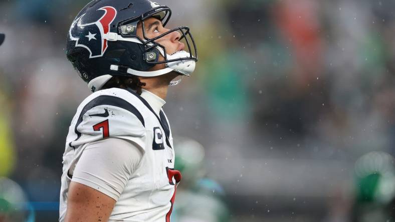 Dec 10, 2023; East Rutherford, New Jersey, USA; Houston Texans quarterback C.J. Stroud (7) walks off the field after an apparent injury during the second half against the New York Jets at MetLife Stadium. Mandatory Credit: Vincent Carchietta-USA TODAY Sports