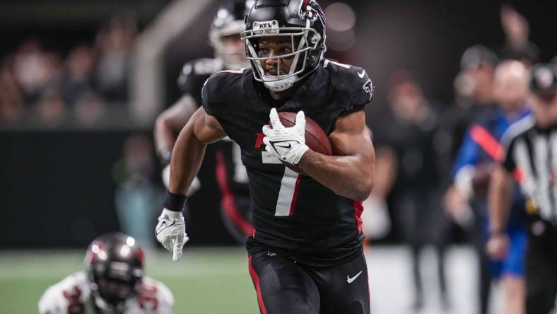 Dec 10, 2023; Atlanta, Georgia, USA; Atlanta Falcons running back Bijan Robinson (7) runs against the Tampa Bay Buccaneers during the second half at Mercedes-Benz Stadium. Mandatory Credit: Dale Zanine-USA TODAY Sports