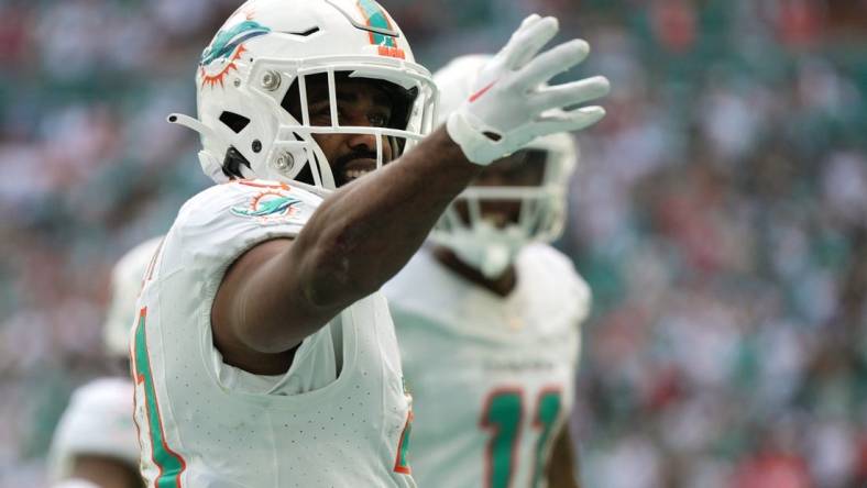 Miami Dolphins running back Raheem Mostert (31) blows a kiss to fans after scoring a touchdown against the New York Jets.