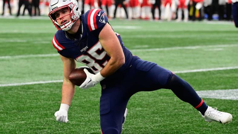 Dec 17, 2023; Foxborough, Massachusetts, USA; New England Patriots tight end Hunter Henry (85) scores a touchdown against the Kansas City Chiefs during the first half at Gillette Stadium. Mandatory Credit: Eric Canha-USA TODAY Sports