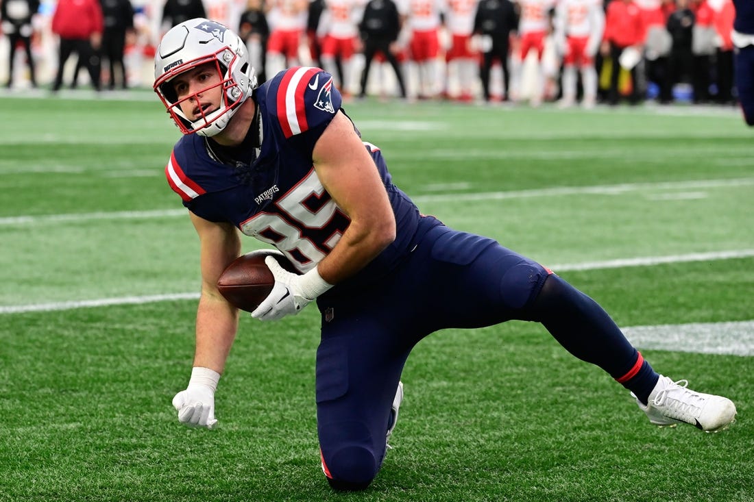 Dec 17, 2023; Foxborough, Massachusetts, USA; New England Patriots tight end Hunter Henry (85) scores a touchdown against the Kansas City Chiefs during the first half at Gillette Stadium. Mandatory Credit: Eric Canha-USA TODAY Sports