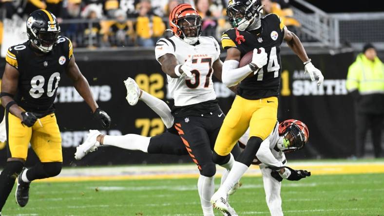 Dec 23, 2023; Pittsburgh, Pennsylvania, USA;  Pittsburgh Steelers wide receiver George Pickens outpaces the Cincinnati Bengals defense for an 86 yard touchdown in the first quarter at Acrisure Stadium. Mandatory Credit: Philip G. Pavely-USA TODAY Sports