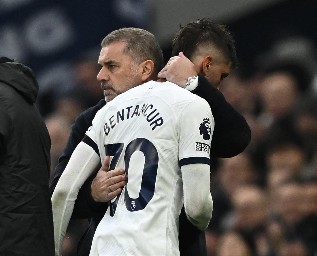 Soccer Football - Premier League - Tottenham Hotspur v Aston Villa - Tottenham Hotspur Stadium, London, Britain - November 26, 2023 Tottenham Hotspur's Rodrigo Bentancur with manager Ange Postecoglou after being substituted due to injury REUTERS/Dylan Martinez