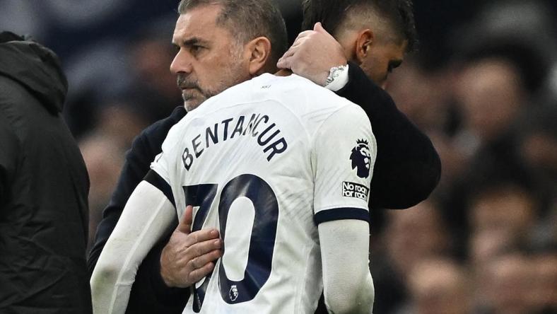 Soccer Football - Premier League - Tottenham Hotspur v Aston Villa - Tottenham Hotspur Stadium, London, Britain - November 26, 2023 Tottenham Hotspur's Rodrigo Bentancur with manager Ange Postecoglou after being substituted due to injury REUTERS/Dylan Martinez