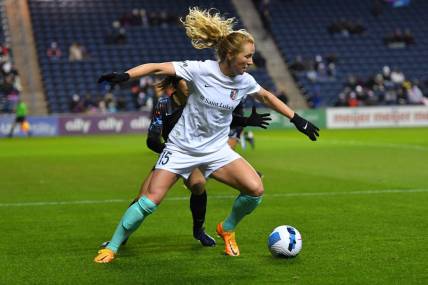 Mar 25, 2022; Bridgeview, IL, USA; Kansas City Current midfielder Sam Mewis (15) runs the ball during first half against Chicago Red Stars in a NWSL Challenge Cup match at SeatGeek Stadium. Mandatory Credit: Daniel Bartel-USA TODAY Sports