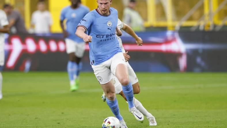 Jul 23, 2022; Green Bay, WI, USA;  Manchester City FC midfielder Kevin De Bruyne (17) controls the ball during the second half against FC Bayern Munich at Lambeau Field. Mandatory Credit: Jeff Hanisch-USA TODAY Sports