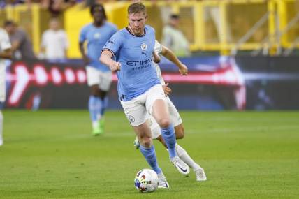 Jul 23, 2022; Green Bay, WI, USA;  Manchester City FC midfielder Kevin De Bruyne (17) controls the ball during the second half against FC Bayern Munich at Lambeau Field. Mandatory Credit: Jeff Hanisch-USA TODAY Sports