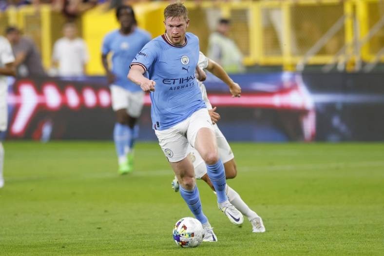 Jul 23, 2022; Green Bay, WI, USA;  Manchester City FC midfielder Kevin De Bruyne (17) controls the ball during the second half against FC Bayern Munich at Lambeau Field. Mandatory Credit: Jeff Hanisch-USA TODAY Sports