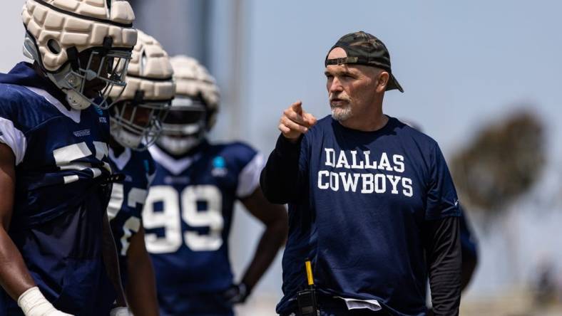 Aug 4, 2022; Oxnard, CA, USA; Dallas Cowboys defensive coordinator Dan Quinn talks to players during training camp at River Ridge Playing Fields in Oxnard, California. Mandatory Credit: Jason Parkhurst-USA TODAY Sports