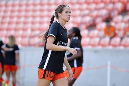 Sep 11, 2022; Houston, Texas, USA; Houston Dash midfielder Shea Groom (10) warms up before her game against Angel City FC  at PNC Stadium. Mandatory Credit: Erik Williams-USA TODAY Sports
