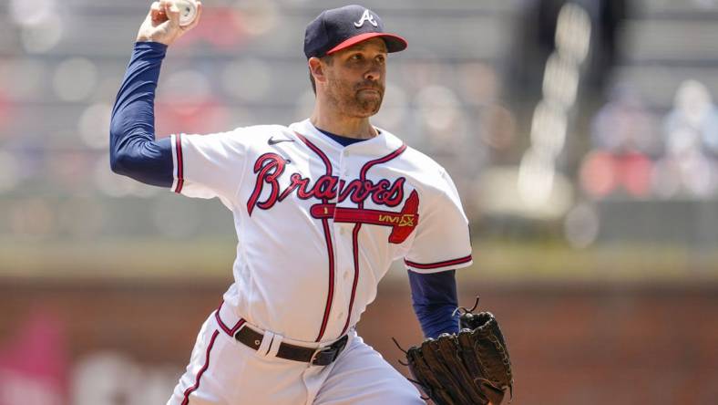 Jul 16, 2023; Cumberland, Georgia, USA; Atlanta Braves relief pitcher Collin McHugh (32) pitches against the Chicago White Sox during the second inning at Truist Park. Mandatory Credit: Dale Zanine-USA TODAY Sports