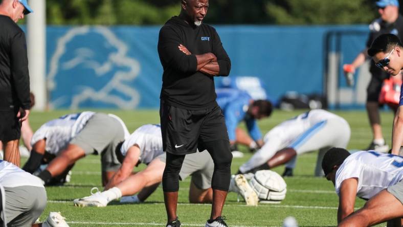 Detroit Lions defensive coordinator Aaron Glenn watches warm up during training camp at the Detroit Lions Headquarters and Training Facility in Allen Park on Sunday, July 23, 2023.