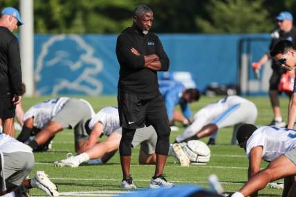Detroit Lions defensive coordinator Aaron Glenn watches warm up during training camp at the Detroit Lions Headquarters and Training Facility in Allen Park on Sunday, July 23, 2023.