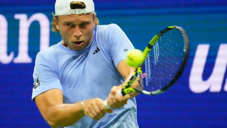 Aug 28, 2023; Flushing, NY, USA;  
Alexandre Muller of France hits to Novak Djokovic of Serbia on day one of the 2023 U.S. Open tennis tournament at USTA Billie Jean King National Tennis Center.
Mandatory Credit: Robert Deutsch-USA TODAY Sports