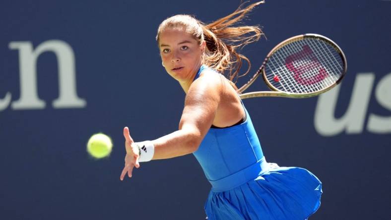 Aug 31, 2023; Flushing, NY, USA; Jodie Burrage of Great Britain hits to Aryna Sabalenka on day four of the 2023 U.S. Open tennis tournament at USTA Billie Jean King National Tennis Center. Mandatory Credit: Danielle Parhizkaran-USA TODAY Sports