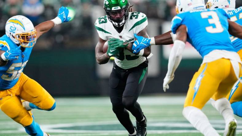 New York, NY, US; New York Jets running back Dalvin Cook (33) runs the ball against the Los Angeles Chargers defense, at MetLife Stadium, Monday, November 6, 2023.