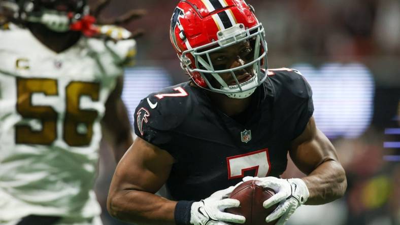 Atlanta Falcons running back Bijan Robinson (7) catches a touchdown pass against the New Orleans Saints in the second half at Mercedes-Benz Stadium. Mandatory Credit: Brett Davis-USA TODAY Sports