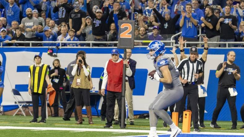 Jan 7, 2024; Detroit, Michigan, USA; Detroit Lions tight end Sam LaPorta (87) catches a pass for a touchdown in the first quarter against the Minnesota Vikings and sets an NFL record for most catches by a rookie tight end at Ford Field. Mandatory Credit: David Reginek-USA TODAY Sports