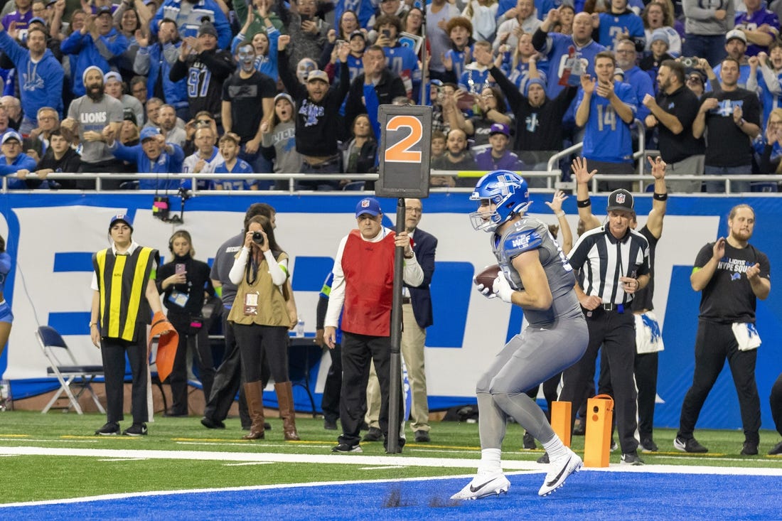 Jan 7, 2024; Detroit, Michigan, USA; Detroit Lions tight end Sam LaPorta (87) catches a pass for a touchdown in the first quarter against the Minnesota Vikings and sets an NFL record for most catches by a rookie tight end at Ford Field. Mandatory Credit: David Reginek-USA TODAY Sports