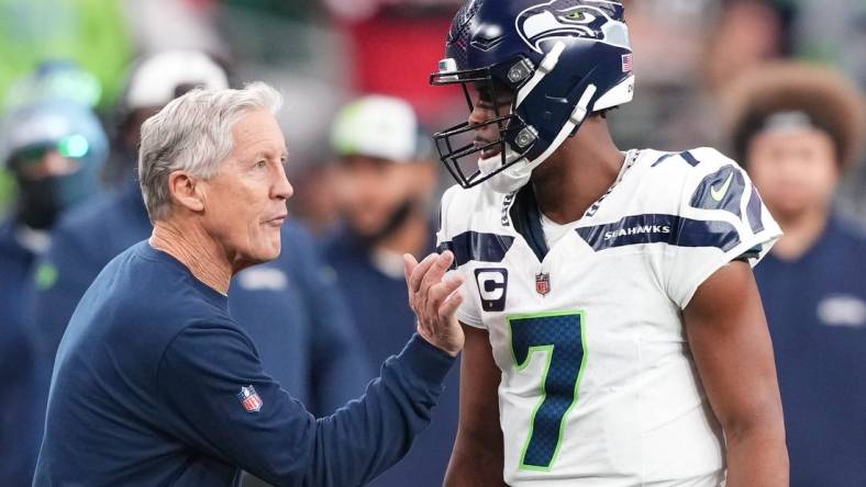 Jan 7, 2024; Glendale, Arizona, USA; Seattle Seahawks head coach Pete Carroll talks with Seattle Seahawks quarterback Geno Smith (7) during the first half of the game against the Arizona Cardinals at State Farm Stadium. Mandatory Credit: Joe Camporeale-USA TODAY Sports