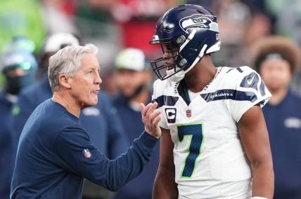 Jan 7, 2024; Glendale, Arizona, USA; Seattle Seahawks head coach Pete Carroll talks with Seattle Seahawks quarterback Geno Smith (7) during the first half of the game against the Arizona Cardinals at State Farm Stadium. Mandatory Credit: Joe Camporeale-USA TODAY Sports