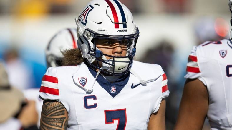 Nov 25, 2023; Tempe, Arizona, USA; Arizona Wildcats quarterback Jayden de Laura (7) against the Arizona State Sun Devils during the Territorial Cup at Mountain America Stadium. Mandatory Credit: Mark J. Rebilas-USA TODAY Sports