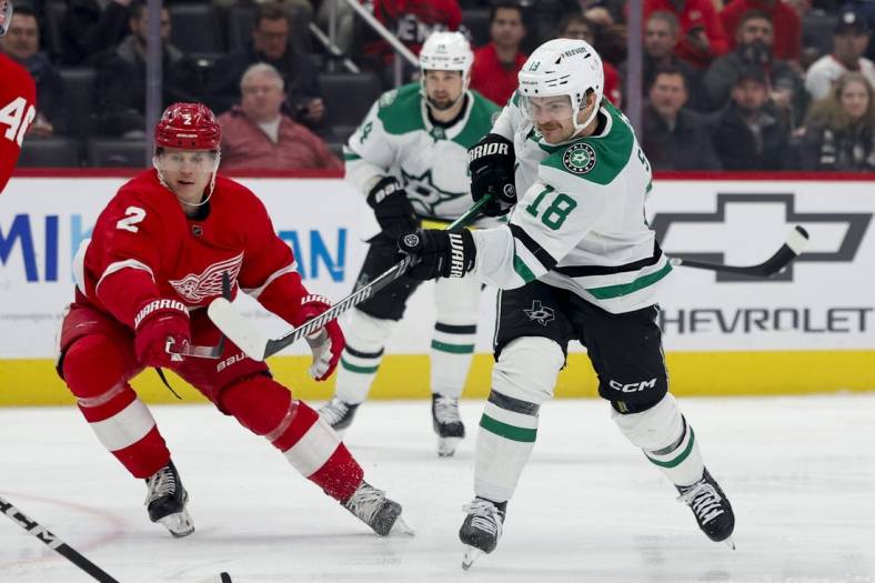 Stars score 4 in 2nd period, top Red Wings