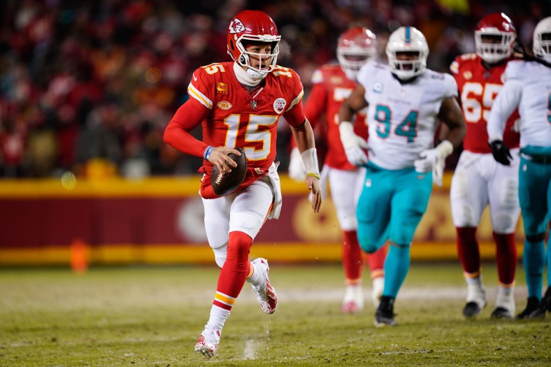 Frozen fracture: Kansas City Chiefs QB Patrick Mahomes' helmet shatters ...