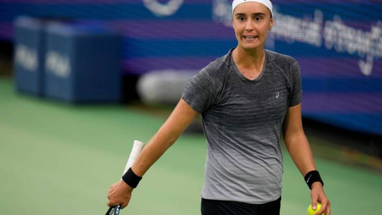 Anhelina Kalinina exchanges words with her coach in the third set of the Round of 32 match between Ons Jaebeur (TUN) and Anhelina Kalinina (Ukraine) in the Western & Southern Open at the Lindner Family Tennis Center in Mason, Ohio, on Tuesday, Aug. 15, 2023. Jaebeur won the match, 6-3, 6-7, 7-6.