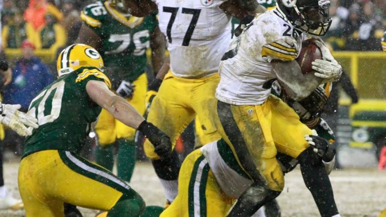 Pittsburgh Steelers running back Le'Veon Bell (26) scores the winning touchdown during the fourth quarter of their game Sunday, December 22, 2013 at Lambeau Field in Green Bay, Wis. The Pittsburgh Steelers beat the Green Bay Packers 38-31.