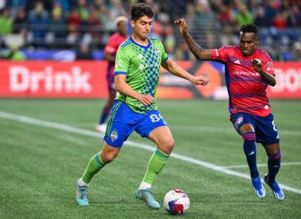 Nov 10, 2023; Seattle, Washington, USA; Seattle Sounders midfielder Josh Atencio (84) dribbles the ball as FC Dallas forward J  der Obrian (8) defends during the first half at Lumen Field. Mandatory Credit: Steven Bisig-USA TODAY Sports